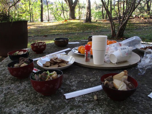 芋煮がお椀に盛られ・・・