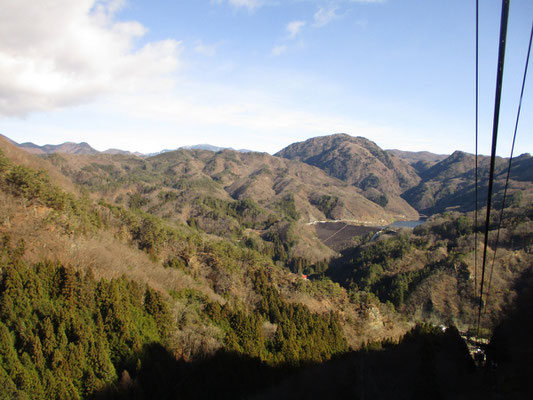 ロープウェイも朝一番でガラガラ　5分足らずで一気に山頂駅へ　見える湖は荒川ダム