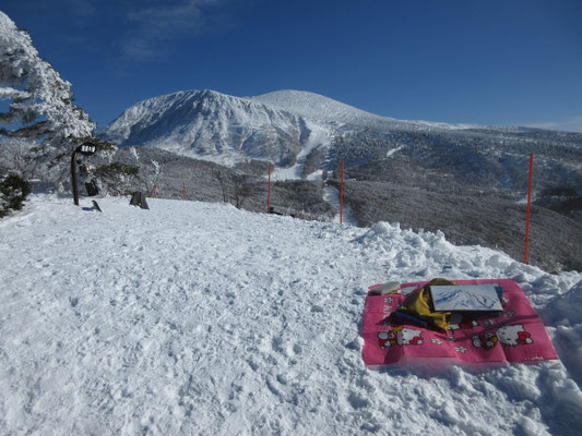 再び展望台に戻り、これは描かないでは済まされないであろう地蔵山と三宝荒神山のコンビをスケッチ