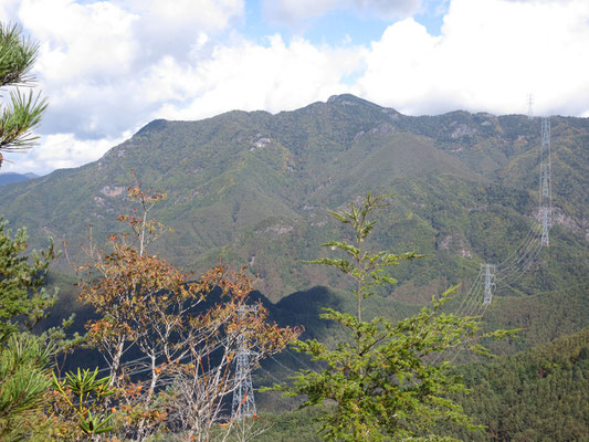 北方面に見える名峰　御座山（おぐらやま）　こちらも難読の山