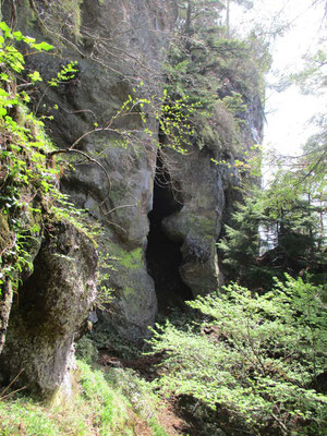 その岩峰を巻くように作られている登山道を登っていくと、岩が垂直にそそり立っているのがわかります