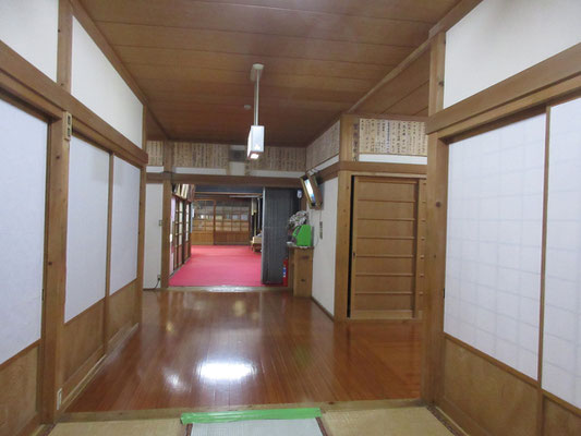 中は広い廊下の両側が宿坊の部屋となっていて、右手に洗面や風呂もある　本堂は左手廊下伝いで行ける