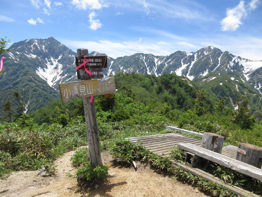 そして山頂到着！　最高の展望　しかも貸し切りという贅沢　左手には鹿島槍ヶ岳