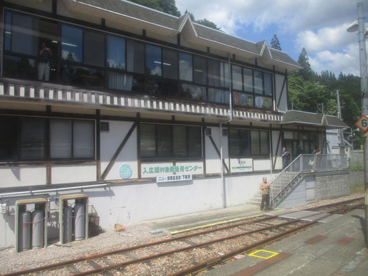 只見駅の手前、最後の人里の駅「大白川」　駅舎には何人かの人が出ていて、列車の出発に合わせて手を振ってくれました