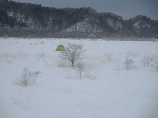 凍結した湖の上にテントが！　これはワカサギや北海道で多く見られる氷下魚（こまい）釣りです　