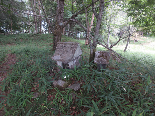 夜叉神の石祠に参る　隣の小さな祠は所謂「山の神」