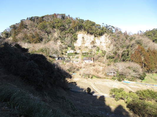 ここは開けた谷あいだが、向こうの山が一部崩れている　地名も大崩（をくずれ）と言うくらいなので、そうした地質ではあるのだろうが、傍目にもこの家々が心配になる