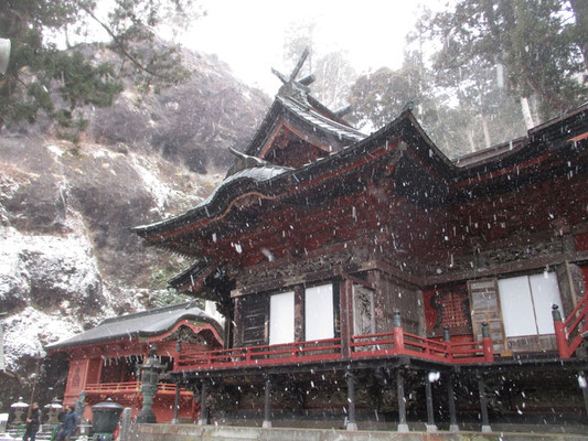 思いがけない雪の降りすさぶなかでの本殿参拝　山を歩いているときより、この神社が一番寒かった