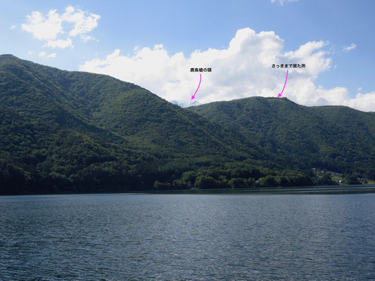 見上げると先程まで居た草地が見える　山の間からは鹿島槍の頭も