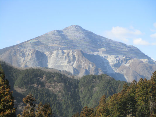 今日もクリアーに武甲山の痛々しい姿が見える