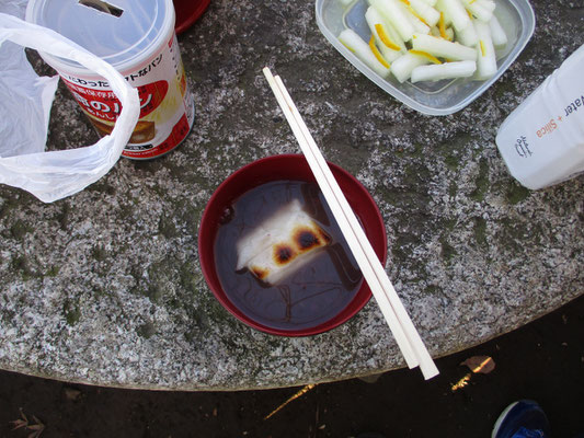 アッという間に頂いてしまいました　そして皆さんもう一個お餅を焼いておかわりで、きれいに完食でした　　＼(^o^)／　