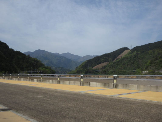 ダムの中を貫通するように設置されているエレベーターを使って宮ヶ瀬ダムサイトへ 正面には丹沢の最高峰・蛭ヶ岳が見える