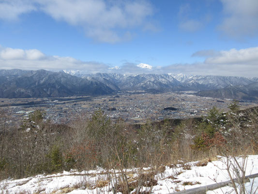 と思っているうちにどんどんと上の雲が取れ、鉢巻状態だが白い頭が見えるようになる　