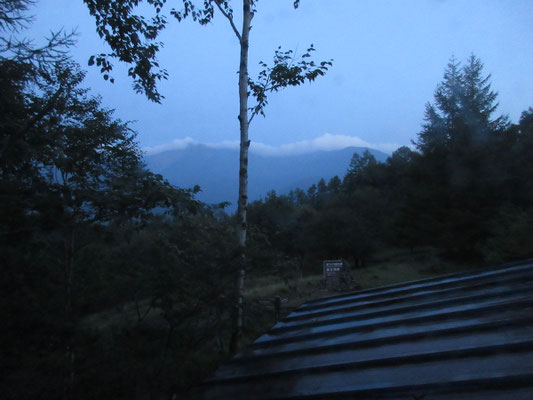 明けて翌朝　2Fの窓から白峰三山方向を見ると、稜線に雲が乗越している