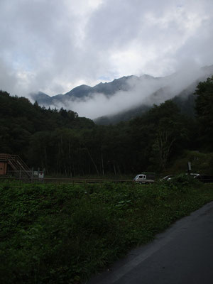 駐車場から登山口に向かう途中　雨の予報だったが、ガスが途切れ稜線が垣間見えた