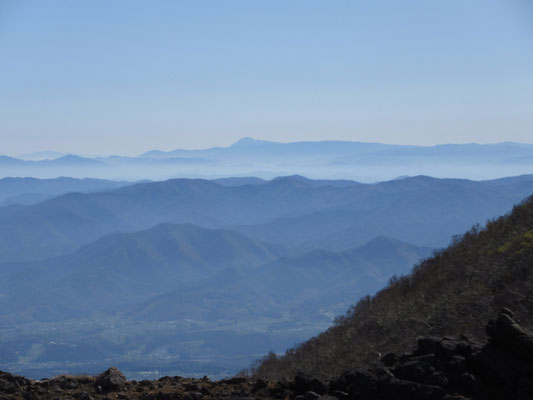 目を東に移すと、重畳たる青い山並みの向こうに目立つピーク　岩手山だ！