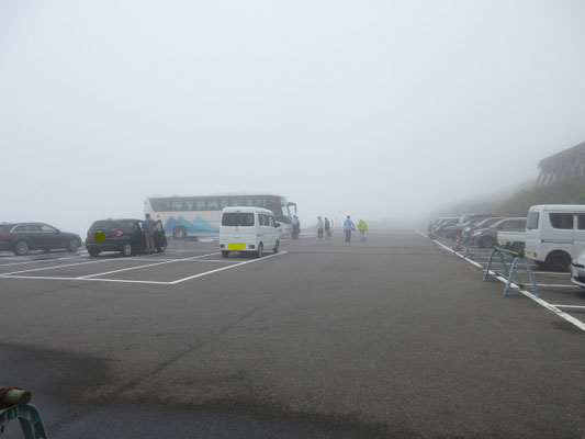 駐車場にはそれでも観光バスが停まっていた　何も見えなくてもスケジュールに入っていれば細い道を大型バスがここまで上ってくるのか…と思った