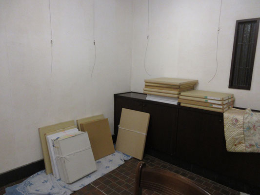 箱に入れる作業はスタッフの方にお任せし、自分は物品始め小物の片付け・箱詰め・運搬で車への積込み作業　先にダンボールの箱を座席下などに置いていかないと、絵を車に積み込んでからでは入らなくなる為