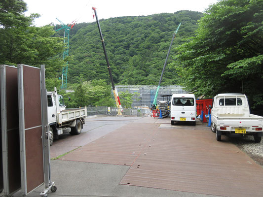 驚きは途中のコース　鬱蒼とした山だったはずの場所が大工事現場となっていた　掲示板を見ると14棟！ものデッカイ建物が大きな谷を埋め尽くすように建設中　豪華ホテルだろうか？