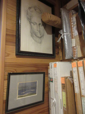 個展準備3　棚の脇に飾ってある自分の若い頃のデッサン　家のなかにはほぼ自分の絵は飾らないが、隠れた場所には数枚掛けてある