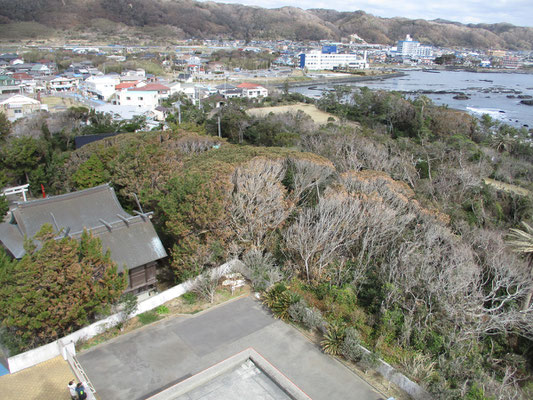 登れる灯台　上から見下ろす厳島神社の境内　まともに海風を受ける場所で全体茶色くなっている