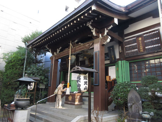 そしてここ「飛不動尊」は航空関係に関わる人にとっては大切な場で、境内にかけられた絵馬の祈願には「航空安全」を願うもので埋められていた