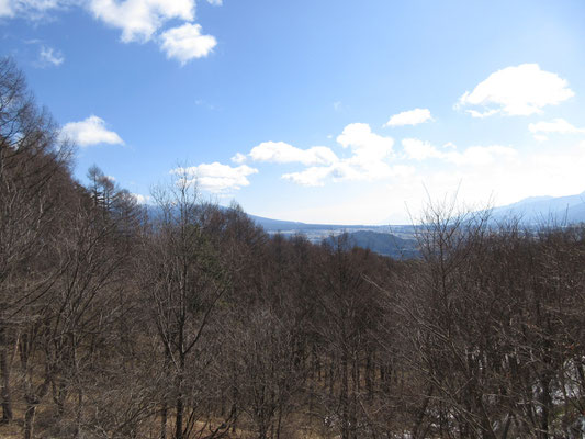 昇ってみるが、展望は今ひとつ　富士山が遠くに見えるだけで、南アルプスも八ヶ岳も半分も見えず中途半端