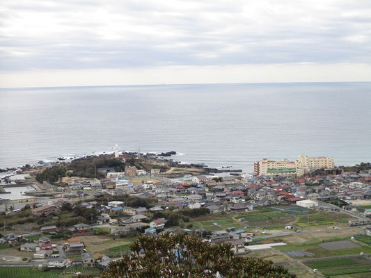 第一展望台から野島埼灯台や白浜の観光地を見下ろす