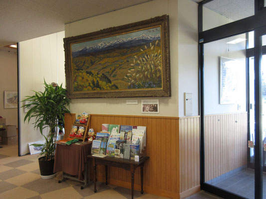 「ふるさとらんど小川」エントランスには、小川村縁りの半田圭治氏の作品が寄贈されて飾ってある　私にとってとても懐かしいのは、この絵、ずっと日野春アルプ美術館の壁を飾っていたので