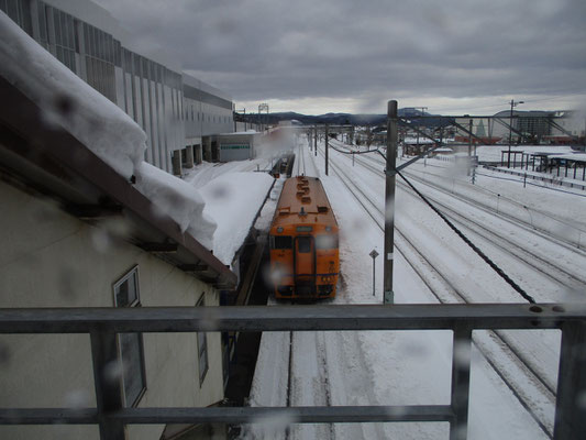 道南いさりび鉄道が終着の木古内ホームに停車