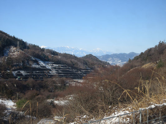 側溝の中のような甲斐大和の駅を抜けると、車窓には遠く甲斐駒ヶ岳が見えてきた！