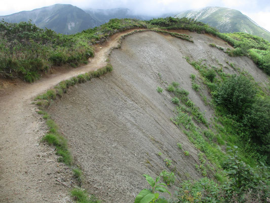 この辺り一体は砂状になる地質のよう　山が抜け落ちたようなこんな箇所もあり　風化が進み、登山道がいずれ無くなりそう