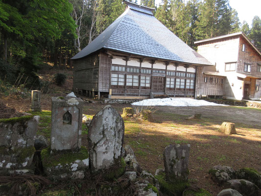 宝泉寺　石仏や庚申塔が立っている