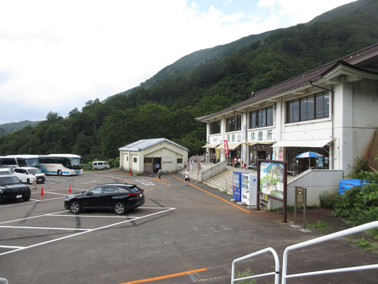 羽黒山神社へは公共交通機関のバスがあるが、こちら湯殿山へのアクセスはマイカーしかない