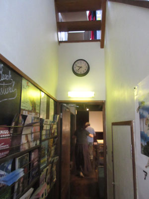  中に入っていくと細い廊下の向こうに部屋が続いていて〜（許可を頂いて撮影しています）