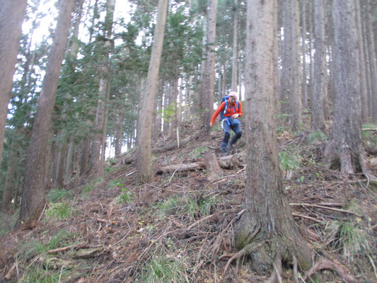 舟山下山！　撮影でしんがりの打田さんは天狗のように軽快な下山