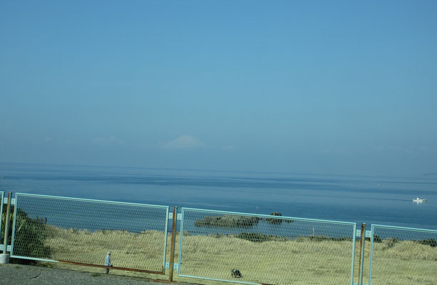 往路のバス車中　湘南の海を見ながら進む