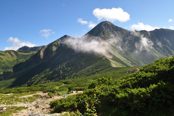 振り返り鷲羽岳に抱かれるような三俣山荘に分かれを告げる