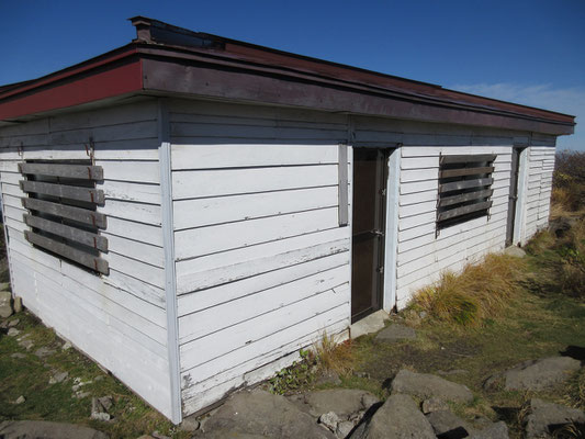 そしてこれが山頂の避難小屋　外見はおしゃれな白い小屋