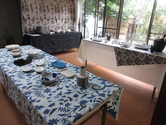 陶芸三人展の会場1