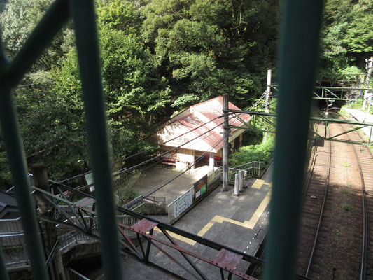 塔ノ峰へは、まさに駅そのものから登り始める　すぐ上からかわいい駅舎を見下ろす