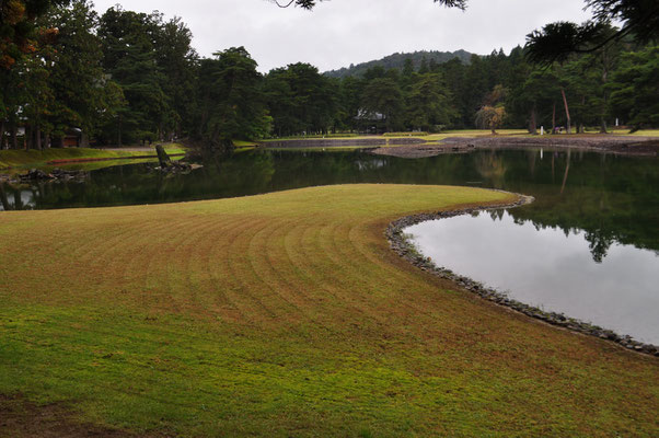 毛越寺は庭園が見どころ　庭園を一周できるようになっていて、この庭全体で極楽浄土を表しているとか