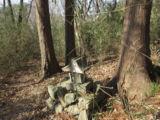 最後に出合った山の神に、登山の無事を感謝してご挨拶 この山にある山の神はすべて宝登山の方を向いていた