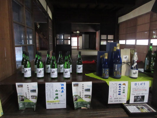 品揃え　これからまだ城山があるので自重したが、このまま帰るなら四合瓶を一つ求めたいところだった