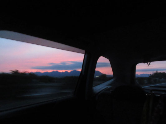 そして西の空は夕焼けとなっていった（助手席から振り返る）いい旅でした♪