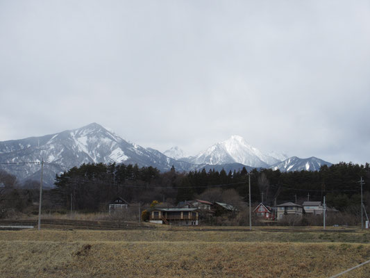 午後、甲斐大泉に向かう頃には寒々とした八ヶ岳となっていた