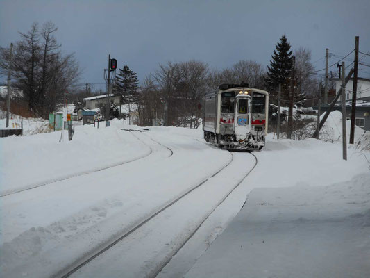 清里町駅にやってくる「快速しれとこ」　四日目、斜里岳麓の町を離れ釧路に向かう