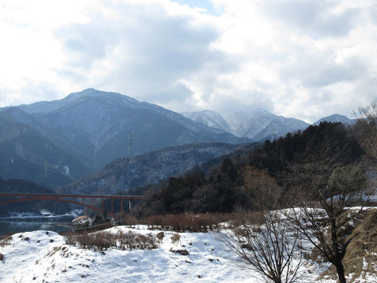 こちらは右奥にひときわ白い最高峰の蛭ヶ岳　手前に延びる尾根にはいつもなら白馬の雪形が現れるのだが、山が荒れてしまったせいなのか、今シーズンは形がハッキリとしていない