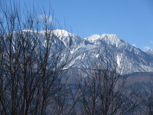 左側の白いのが鳳凰三山最高峰の観音岳でしょうが、右側の台形の地蔵岳まではけっこう距離も標高差もあり　行った時には濃霧で何も見えずにひたすら歩くのみだったが、長く感じただけでなく、実際長かったわけだ…