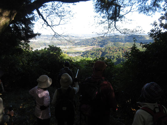 下の沓掛館山を見ながら、芋煮のことを思う皆さん